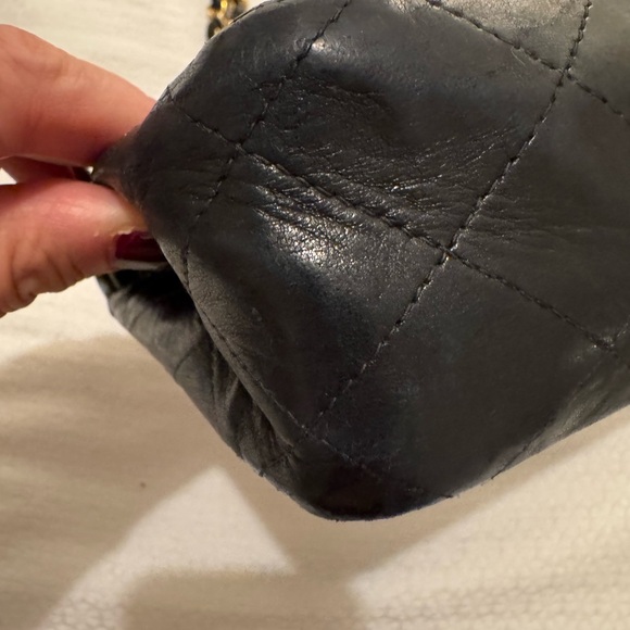 Vintage Chanel classic Black Quilted Shoulder Bag with Gold - Picture 4 of 15
